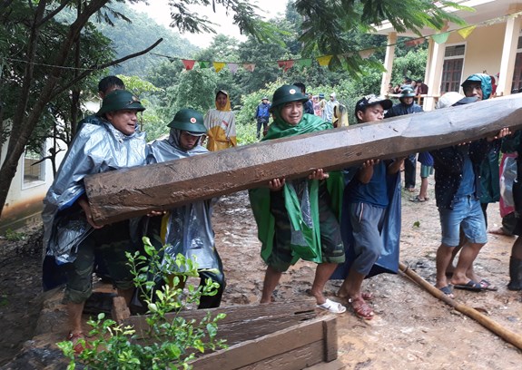 Lực lượng vũ trang và các địa phương tập trung khắc phục hậu quả mưa lũ